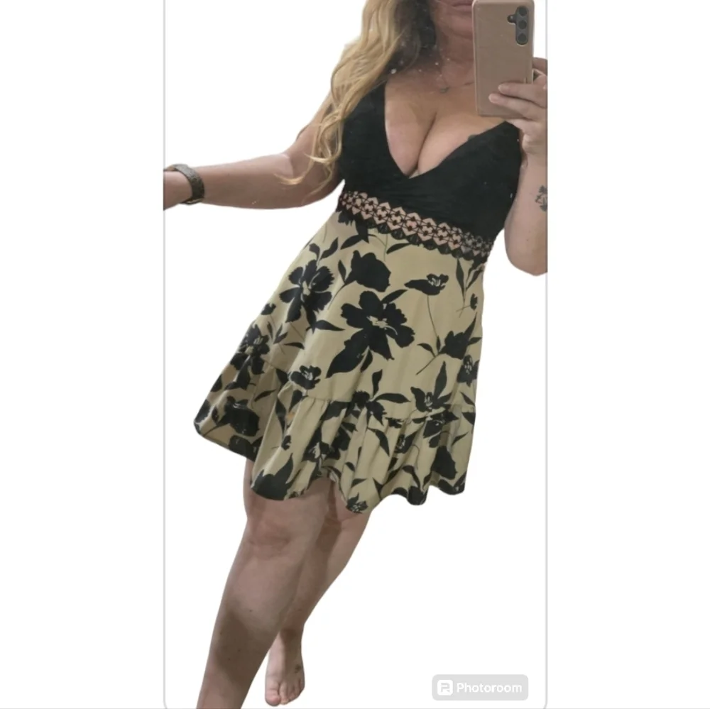 Black & Tan Floral Flowy Dress Plunge Cut Out Flower Preppy Fit & Flare Low Cut - Picture 8 of 10
